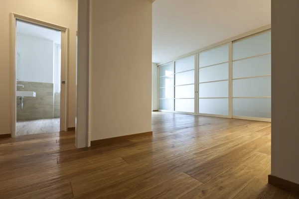 Huis met houten vloer, passage — Stockfoto
