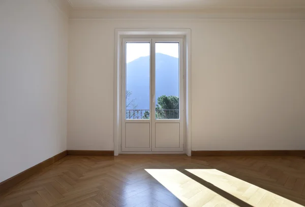 Umgebaute schöne Wohnung, Zimmer mit Fenster — Stockfoto