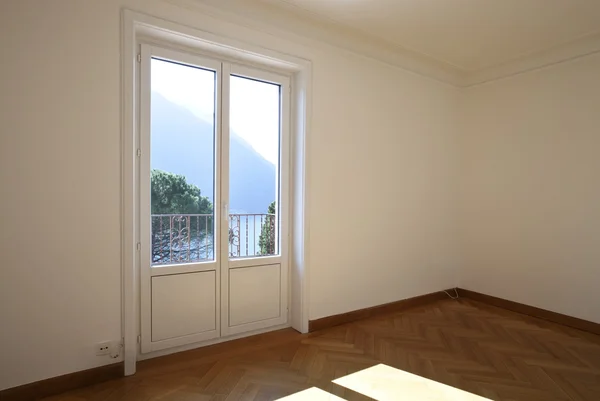 Umgebaute schöne Wohnung, Zimmer mit Fenster — Stockfoto