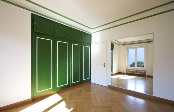 Прекрасная квартира с ремонтом, пустая комната с зеркалом — стоковое фото