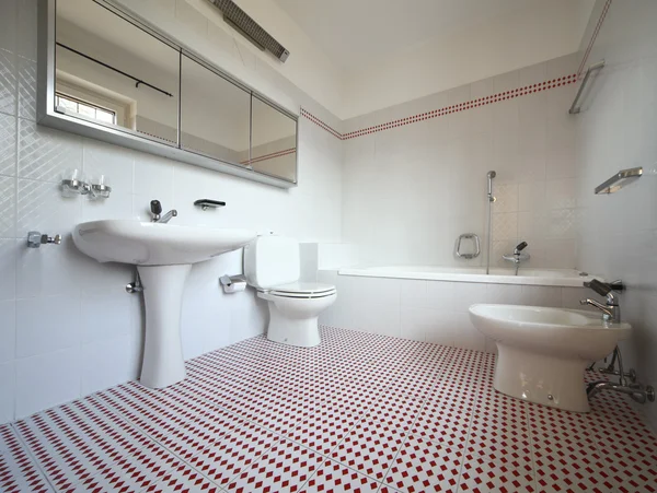 Ванная комната, переделанная красивая квартира — стоковое фото