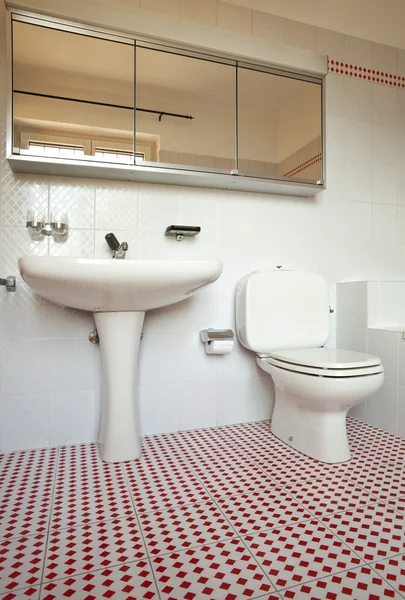 改装后的可爱公寓的浴室 — 图库照片