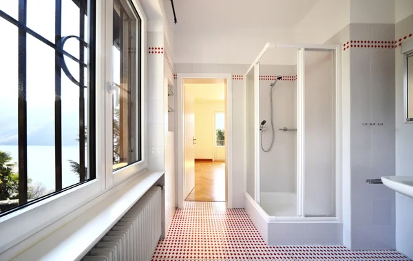 Ванна кімната, вбудована прекрасна квартира — стокове фото