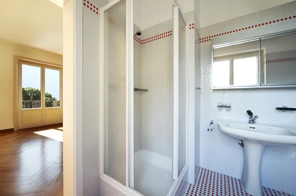 Ванная комната, переделанная красивая квартира — стоковое фото