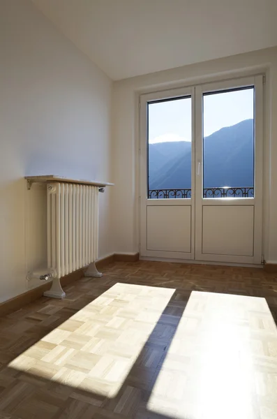 Umgebaute schöne Wohnung, Zimmer mit Fenster — Stockfoto