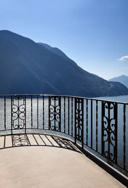 Umgebaute schöne Wohnung, Balkon — Stockfoto