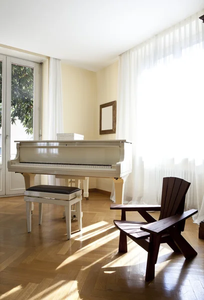 Piano, interieur huis — Stockfoto