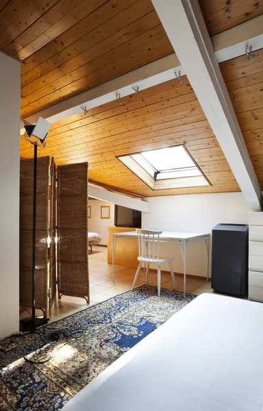Confortevole camera da letto in soppalco — Foto Stock