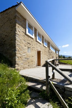 Dağlardaki yazlık ev