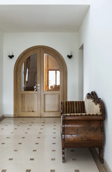 Couloir avec canapé antique — Photo