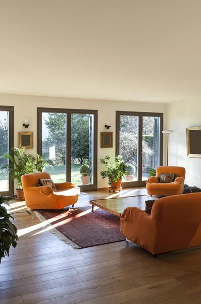 Гостиная с оранжевыми креслами — стоковое фото