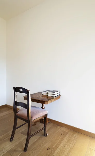 Vacker lägenhet, interiör, klassisk stol — Stockfoto
