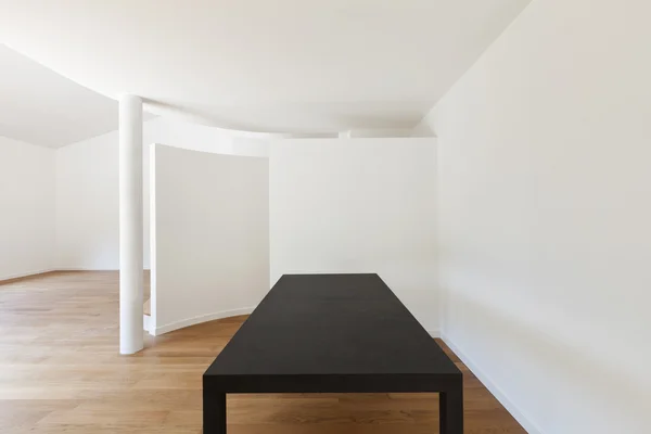 空旷的房间里黑色的桌子 — 图库照片