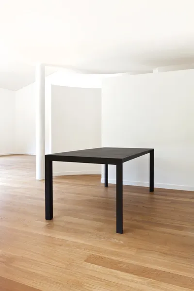 Пустой номер с черным столом — стоковое фото