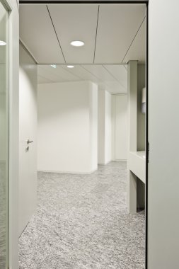 Bina, salon kapısından iç