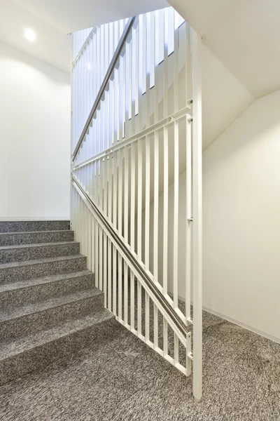 Bâtiment intérieur, escalier en granit — Photo