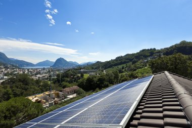 Çatıdaki güneş panelleri