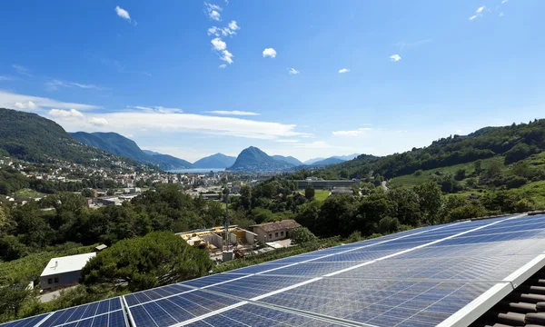 Painéis solares no telhado — Fotografia de Stock