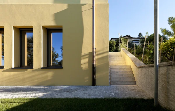 Yellow building — Stock Photo, Image