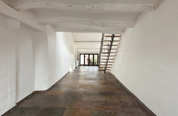 Casa rústica interior, sala grande com escadaria — Fotografia de Stock