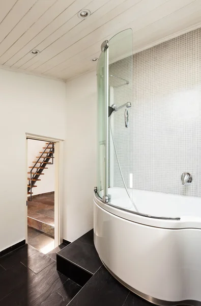 Baño moderno en un antiguo loft — Foto de Stock