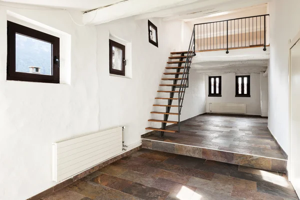 Merdiven ile geniş oda — Stok fotoğraf