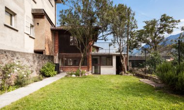 Bahçeli eski bir ev.