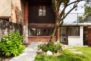 Bahçeli eski bir ev.