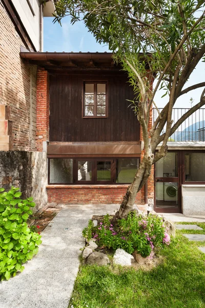 Oud huis met tuin — Stockfoto