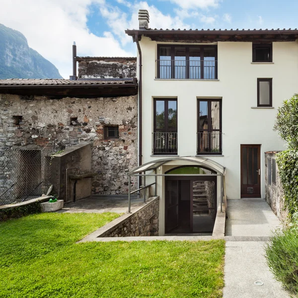 Casa en un pueblo típico en Ticino —  Fotos de Stock