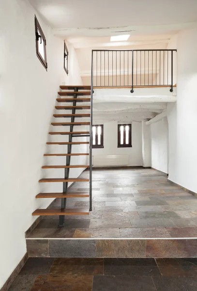 Merdiven ile geniş oda — Stok fotoğraf