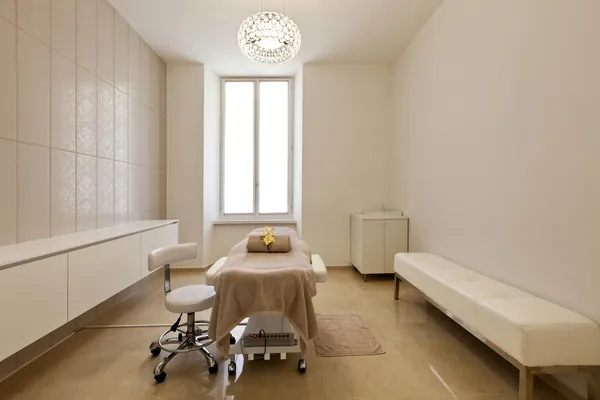 Sala de masajes en un salón de spa — Foto de Stock