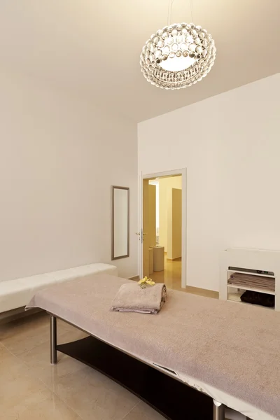 Massageruimte in een spa salon — Stockfoto
