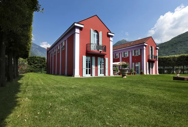 Modern villa with fountain — Stock Photo, Image