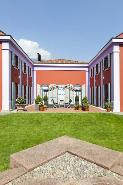 Modern villa with fountain — Stock Photo, Image