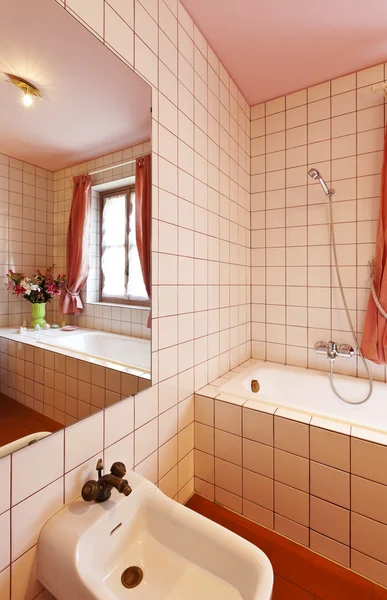 Удобная ванная комната — стоковое фото