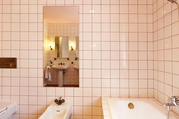 Удобная ванная комната — стоковое фото