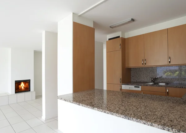 Moderne Wohnung, Blick auf die Küche — Stockfoto