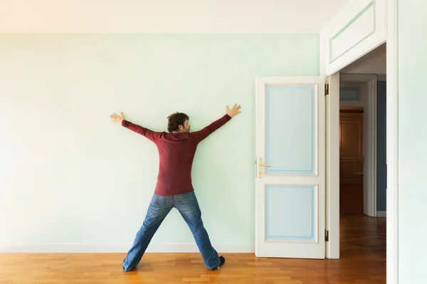 Un tipo en la habitación con la puerta abierta — Foto de Stock