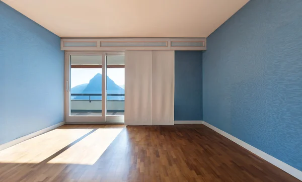 Apartamento clássico, quarto ensolarado azul — Fotografia de Stock