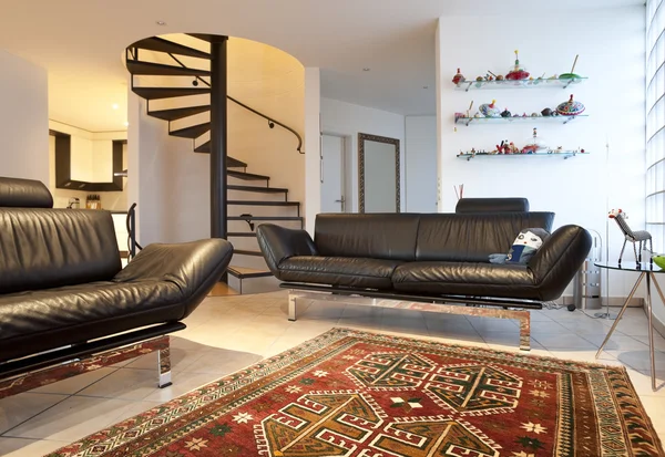 Woonkamer met het moderne meubilair — Stockfoto