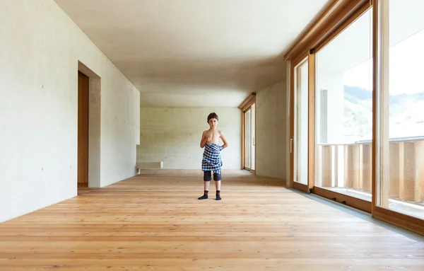 Zimmer mit Betonwänden, Junge drinnen — Stockfoto