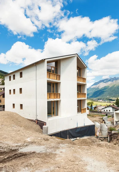 Mountain apartment building under construction — Stock Photo, Image