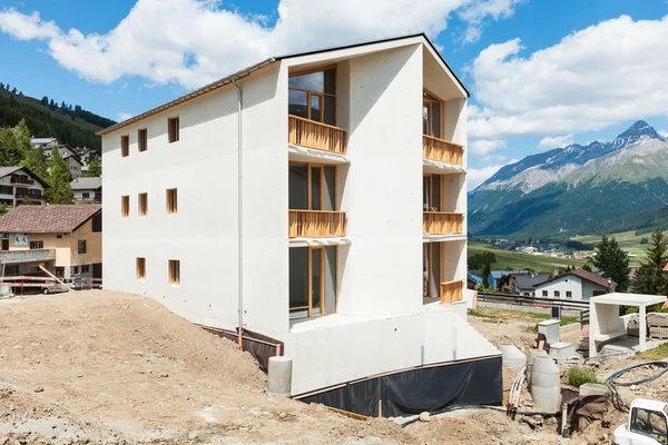 Mountain apartment building under construction — Stock Photo, Image