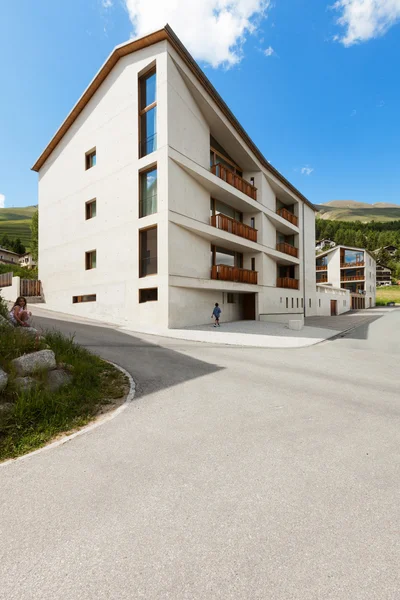 Mehrfamilienhaus am Berg — Stockfoto