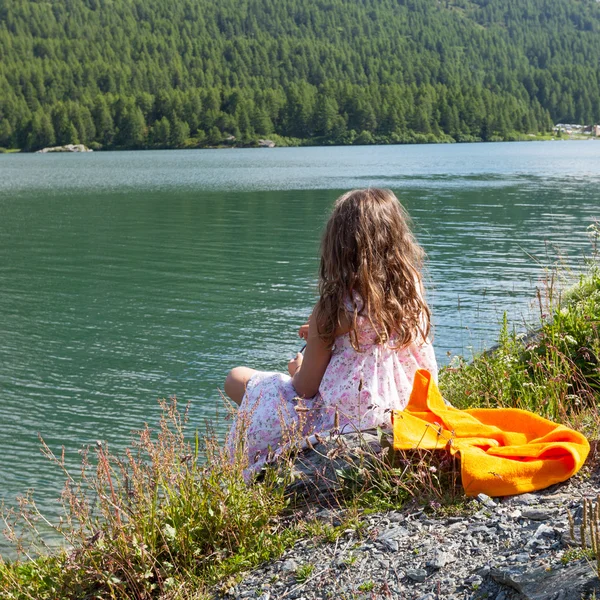 Ragazza sulla riva di un lago di montagna — Foto Stock