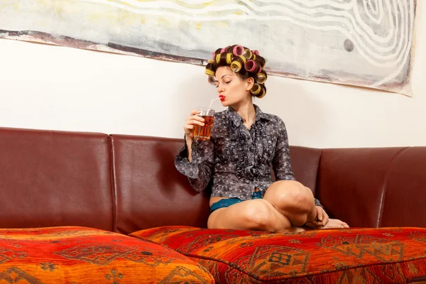 セクシーな女の子ソファでドリンクを飲む — ストック写真