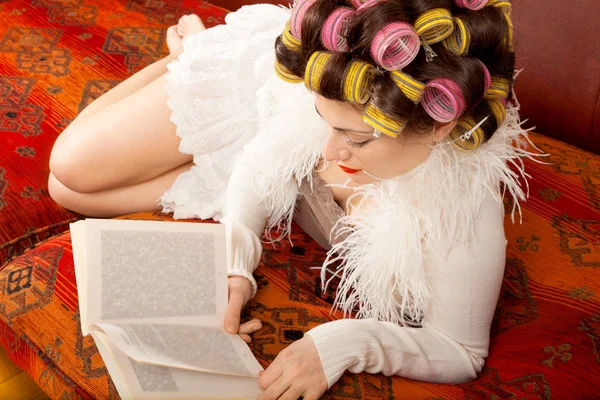 Woman reading on the couch — Stock Photo, Image