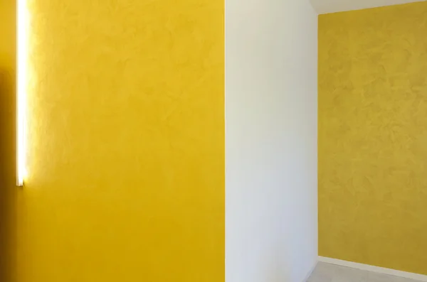 Chambre vide avec murs jaunes — Photo