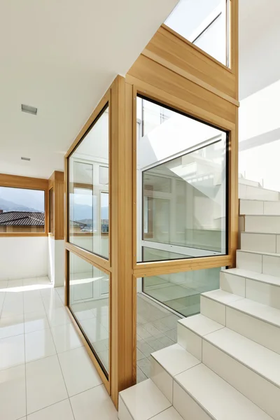 Treppenhaus eines modernen Hauses — Stockfoto